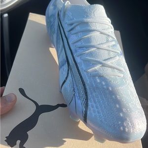 Brand new puma football boots (soccer cleats) never worn.